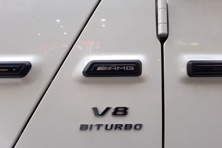 Mercedes-AMG G63 Edition-1 2019 được trang bị cặp vành có kích thước lên đến 22 inch 7 nan kép, sơn đen mờ với chỉ viền đỏ kết hợp phanh AMG đỏ tương phản và bọc trong cặp lốp 235/40R22 Eagle F1 Asymmetric 2 hiệu Goodyear.