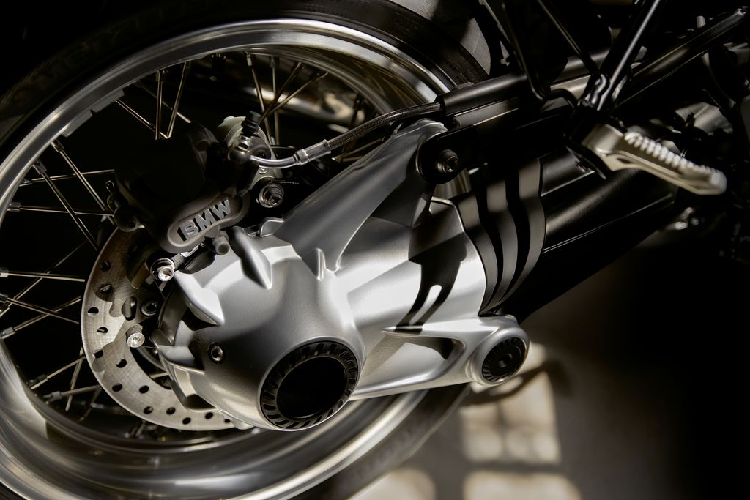 Ngoài ra, với phiên bản đặc biệt BMW R Nine T / 5, người dùng còn đón nhận những thay đổi như khung xe được sơn đen; hộp số và động cơ mang màu bạc sáng; ống xả, ốp gương đều được mạ chrome bóng; cặp phuộc ống lồng trước cùng cao su chắn bụi...