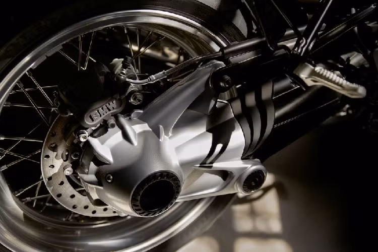 Ngoài ra, với phiên bản đặc biệt BMW R Nine T / 5, người dùng còn đón nhận những thay đổi như khung xe được sơn đen; hộp số và động cơ mang màu bạc sáng; ống xả, ốp gương đều được mạ chrome bóng; cặp phuộc ống lồng trước cùng cao su chắn bụi...