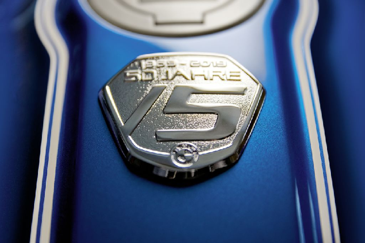 Theo BMW Motorrad, R Nine T / 5 được phủ lên mình lớp sơn có tên gọi Lupin Blue, tạm dịch là màu xanh dương đậm kết hợp với những chi tiết mạ chrome sáng bóng tạo nên vẻ hoài cổ nhưng vẫn mang hơi hướng hiện đại xen kẽ. Bên cạnh đó, logo phiên bản /5 cũng được bố trí ở nhiều chi tiết như nắp bình xăng hay yên xe...