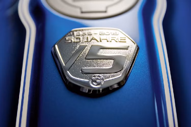 Theo BMW Motorrad, R Nine T / 5 được phủ lên mình lớp sơn có tên gọi Lupin Blue, tạm dịch là màu xanh dương đậm kết hợp với những chi tiết mạ chrome sáng bóng tạo nên vẻ hoài cổ nhưng vẫn mang hơi hướng hiện đại xen kẽ. Bên cạnh đó, logo phiên bản /5 cũng được bố trí ở nhiều chi tiết như nắp bình xăng hay yên xe...