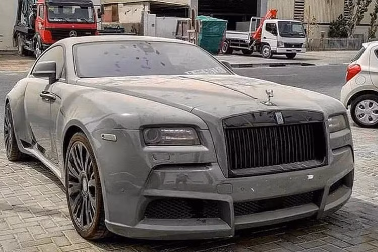  Rolls-Royce Wraith Novitec - Đây là mẫu Rolls-Royce Wraith được Novitec độ lại nhưng cũng chung số phận nằm phủ bụi trên đường phố Dubai. Có vẻ xe còn rất mới, kiểu dáng cực đẹp nhưng không hiểu sao lại bị bỏ tại đó dù để sở hữu nó, chủ xe phải bỏ ra rất nhiều tiền.