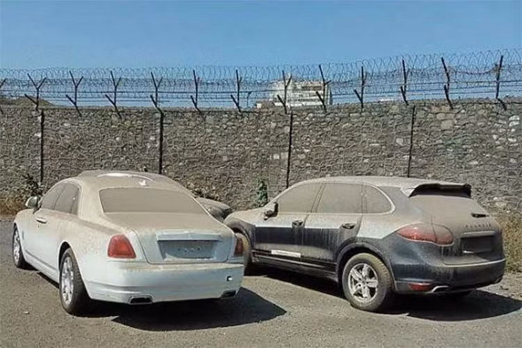  Rolls-Royce Wraith - Là cỗ xe cực đẹp mang hơi hướm coupe với thiết kế hai cửa, 4 chỗ ngồi, đáng ra xe siêu sang Rolls-Royce Wraith phải được chăm chút trong gara sang trọng. Thế nhưng tại một bãi xe ngoài trời ở Dubai, chiếc xe sang này bị bỏ hoang đã lâu, mặc mưa gió phủ bụi theo thời gian. 