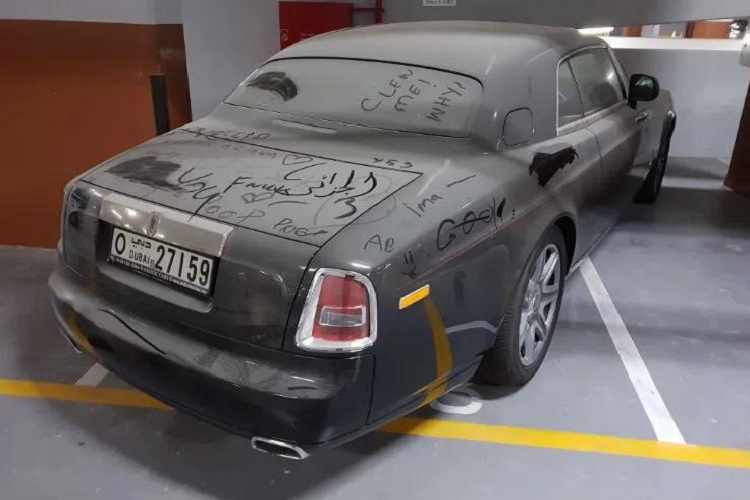  Xe siêu sang Rolls-Royce Phantom Coupe - Là chiếc sedan đắt nhất và sang trọng nhất trong số các mẫu xe sang Rolls-Royce nhưng Phantom Coupe cũng không tránh khỏi số phận bị bỏ rơi tại Dubai. Chiếc Phantom bị bỏ hoang lâu ngày trong tầng hầm chung cư ở Dubai. Chiếc xe phủ lớp bụi dày với nhiều nét vẽ nguệch ngoạc của người đi ngang qua. 
