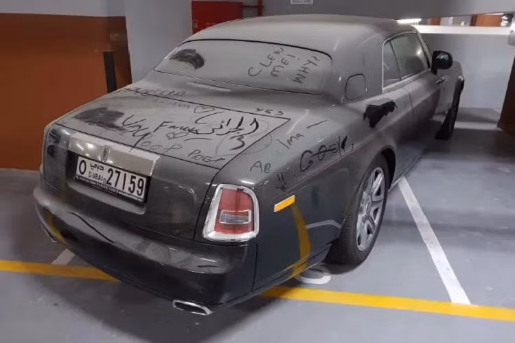  Xe siêu sang Rolls-Royce Phantom Coupe - Là chiếc sedan đắt nhất và sang trọng nhất trong số các mẫu xe sang Rolls-Royce nhưng Phantom Coupe cũng không tránh khỏi số phận bị bỏ rơi tại Dubai. Chiếc Phantom bị bỏ hoang lâu ngày trong tầng hầm chung cư ở Dubai. Chiếc xe phủ lớp bụi dày với nhiều nét vẽ nguệch ngoạc của người đi ngang qua. 