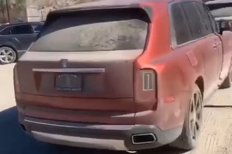  Rolls-Royce Cullinan - Là mẫu SUV đầu tiên của Rolls-Royce, Cullinan đang rất được ưa chuộng. Để mua được xe, khách hàng phải chờ hàng tháng trời. Thế nhưng có tới 3 chiếc Rolls-Royce Cullinan đỗ gần nhau bị bỏ hoang lâu ngày tại một bãi xe ngoài trời ở Dubai. Chưa rõ nguyên nhân là gì nhưng hình ảnh này có thể khiến nhiều người đau lòng về mức độ hoang phí của nó. 