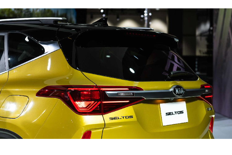 Kia Seltos tại Mỹ mang một chút khác biệt so với một số thị trường khác, vì thị trường Mỹ thường có yêu cầu khắt khe hơn. Thiết kế Seltos tại Mỹ có một chút khác biệt như: phần đầu xe cản trước được tinh chỉnh sửa đổi, bộ khuếch tán phía sau mang thiết kế nổi bật hơn để phù hợp với thị hiếu người dùng tại Mỹ.