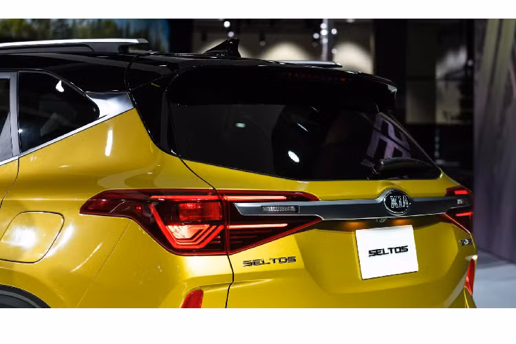 Kia Seltos tại Mỹ mang một chút khác biệt so với một số thị trường khác, vì thị trường Mỹ thường có yêu cầu khắt khe hơn. Thiết kế Seltos tại Mỹ có một chút khác biệt như: phần đầu xe cản trước được tinh chỉnh sửa đổi, bộ khuếch tán phía sau mang thiết kế nổi bật hơn để phù hợp với thị hiếu người dùng tại Mỹ.