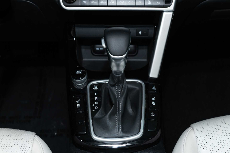 Tại thị trường Mỹ, Seltos được cung cấp màn hình cảm ứng kích thước lớn lên đến 10,25 inch bố trí trên bảng điều khiển trung tâm (tại Đông Nam Á, màn hình giải trí chỉ dừng lại 8 inch), màn hình hỗ trợ kết nối Apple CarPlay và Android Auto, đi cùng với dàn loa Bose 08 cấp là một tùy chọn đi kèm.