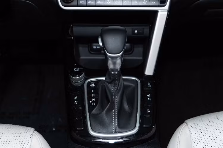 Tại thị trường Mỹ, Seltos được cung cấp màn hình cảm ứng kích thước lớn lên đến 10,25 inch bố trí trên bảng điều khiển trung tâm (tại Đông Nam Á, màn hình giải trí chỉ dừng lại 8 inch), màn hình hỗ trợ kết nối Apple CarPlay và Android Auto, đi cùng với dàn loa Bose 08 cấp là một tùy chọn đi kèm.