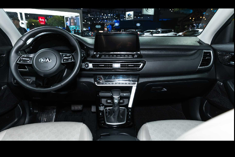 Trong khi đó, ở phiên bản hàng đầu (S &amp; SX) Seltos lắp động 1.6L tăng áp cho công suất 176 mã lực kết hợp với hộp số tự động ly hợp kép 7 cấp (7 DCT). Seltos có hai lựa chọn hệ dẫn động bao gồm cầu trước (FWD) và bốn bánh toàn thời gian (AWD) đi cùng với khoá vi sai trong tâm điện tử.