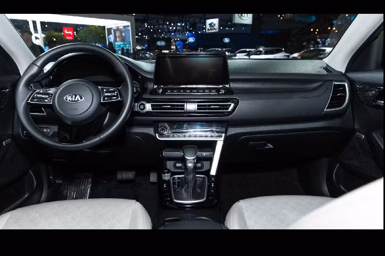 Trong khi đó, ở phiên bản hàng đầu (S &amp; SX) Seltos lắp động 1.6L tăng áp cho công suất 176 mã lực kết hợp với hộp số tự động ly hợp kép 7 cấp (7 DCT). Seltos có hai lựa chọn hệ dẫn động bao gồm cầu trước (FWD) và bốn bánh toàn thời gian (AWD) đi cùng với khoá vi sai trong tâm điện tử.