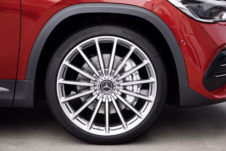 Ngoài hiệu năng ưu việt, Mercedes-AMG GLA 35 2021 còn sở hữu một ngoại hình “bảnh bao”, nổi bật hẳn so với những chiếc Mercedes-Benz thông thường. Tạo dấu ấn cho mặt trước là cụm lưới tản nhiệt ‘Panamericana’ từ AMG, bộ chia gió trước mạ crom bạc hoặc đen bóng, các khe hút gió gân guốc và bộ mâm 19-inch độc quyền.