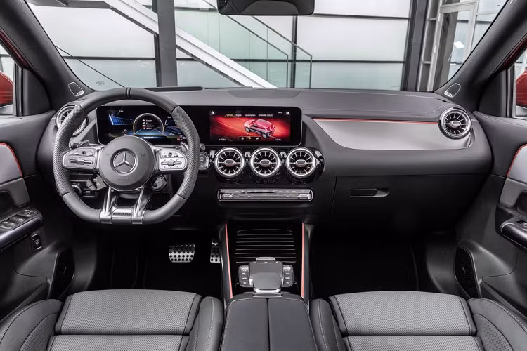 Bước vào bên trong, khoang cabin của Mercedes-AMG GLA 35 xuất hiện với tổng thể công nghệ cao của hệ thống màn hình hiển thị điện tử 100%, hệ thống thông tin giải trí MBUX và các tính năng thể thao.