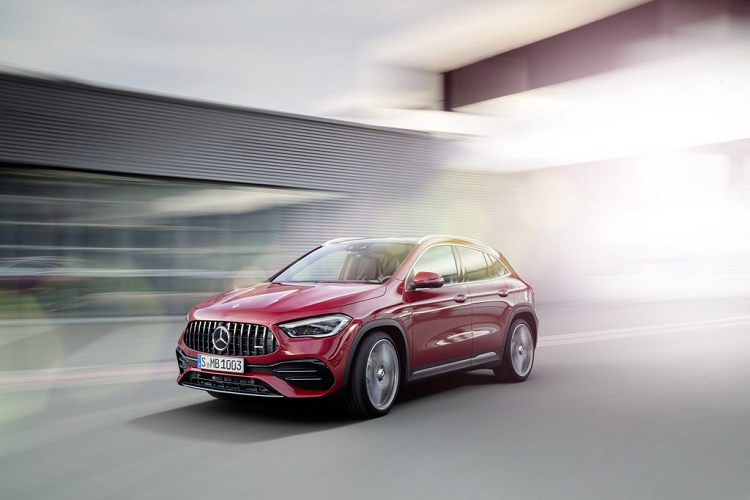 Theo kế hoạch, Mercedes-Benz GLA hoàn toàn mới, bao gồm cả biến thể AMG GLA 35 sẽ cập bến các đại lý châu Âu từ đầu năm 2020 và thị trường Mỹ từ mùa hè. Giá xe Mercedes-AMG GLA 35 2021 mới hiện vẫn chưa được công bố chính thức.