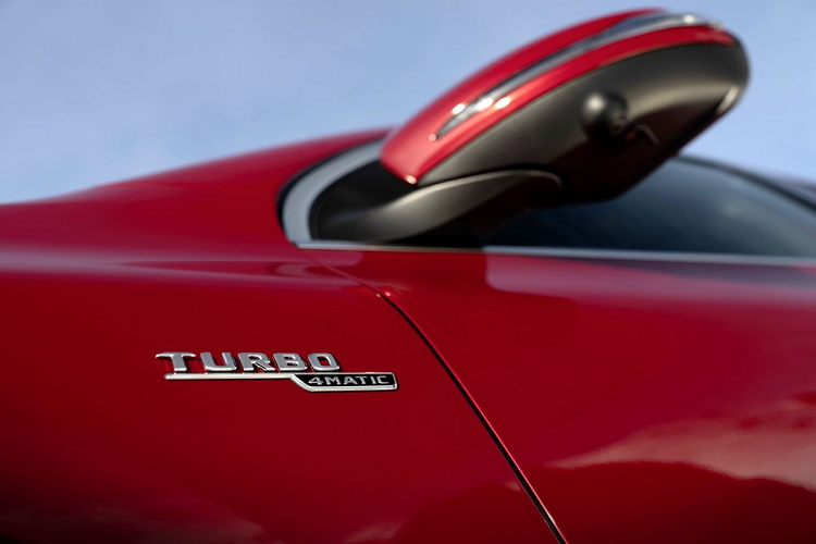 Khối máy này “đá cặp” cùng hộp số li hợp kép AMG Speedshift DCT 8G 8 cấp độ, truyền sức mạnh xuống 4 bánh xe thông qua hệ dẫn động AWD tiêu chuẩn AMG Performance 4MATIC.