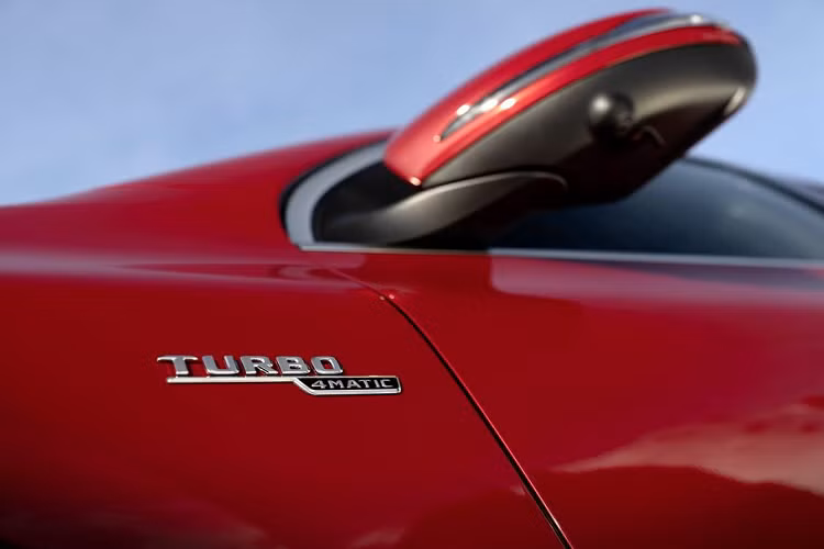 Khối máy này “đá cặp” cùng hộp số li hợp kép AMG Speedshift DCT 8G 8 cấp độ, truyền sức mạnh xuống 4 bánh xe thông qua hệ dẫn động AWD tiêu chuẩn AMG Performance 4MATIC.