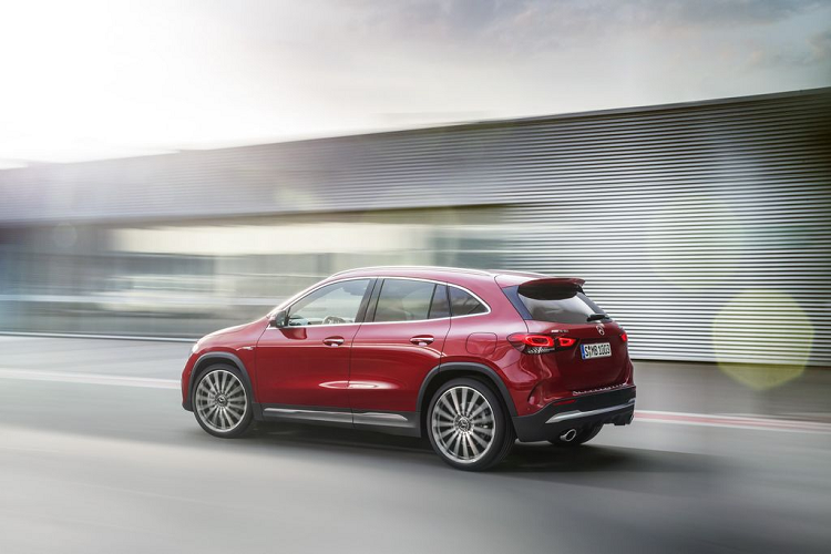 Về hiệu năng, tính năng ‘launch control’ Race-Start tiêu chuẩn cho phép chiếc SUV AMG thể thao này tăng tốc từ 0 lên 100 km/h chỉ trong 5.1 giây, trước khi đạt tốc độ tối đa sau giới hạn điện tử - 250 km/h.