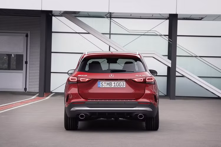 Chi tiết hơn, bộ mâm này được thiết kế với 5 chấu kép sơn Bạc Tantalum và độ hoàn thiện tỉ mỉ. Ngoài ra, vành xe cũng xuất hiện với 2 kích thước lớn hơn là 20 và 21-inch. Các điểm nhấn ngoại thất khác trên GLA 35 còn đến từ cụm tay nắm cửa đen bóng hoặc mạ crom bạc, bộ khuếch tán được tái thiết kế, cánh gió trên nóc và cụm ống xả đôi bo tròn.