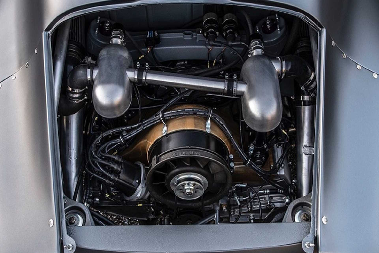 Các bộ phận trên 964 được giữ lại bao gồm hệ thống lái nguyên bản không trợ lực điện, hệ thống phanh, điểm cuối của hệ thống treo đi kèm bộ hiệu chỉnh động cơ để phù hợp với động cơ 4 xy lanh làm máy bằng gió.