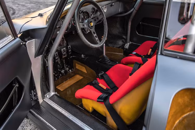 Nhìn vào thiết kế cabin xe Porsche 356 RSR 1960 Emory Motorsports, có thể thấy xe trông như một phiên bản Porsche mới, nhẹ nhàng nhưng mạnh mẽ, hiện đại mang phong cách đặc trưng của hãng xe thể thao Porsche, đồng thời chứng minh sự linh hoạt của các nền tảng khác nhau.