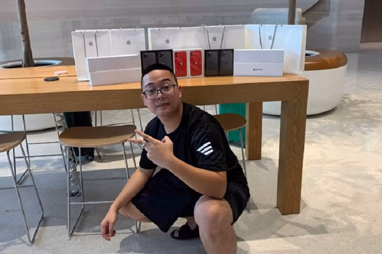 Apple Store vo tay chao don nguoi mua iPhone 11 dau tien-Hinh-2
