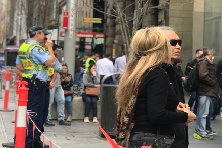 Apple Store vo tay chao don nguoi mua iPhone 11 dau tien-Hinh-14