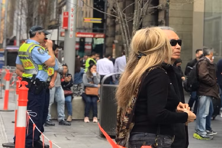 Apple Store vo tay chao don nguoi mua iPhone 11 dau tien-Hinh-14