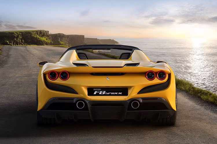 Ferrari trang bị cho F8 Spider hệ thống cải tiến động học FDE+ (Ferrari Dynamic Enhancer) phiên bản mới mà có thể kích hoạt trong vị trí “RACE” của bộ điều khiển – một thiết kế để giúp đưa hiệu suất xe đạt tới mức tới hạn đỉnh cao dễ hơn. Thiết kế vô-lăng của xe cũng có đường kính nhỏ hơn nhằm cải thiện độ linh hoạt khi đánh lái.