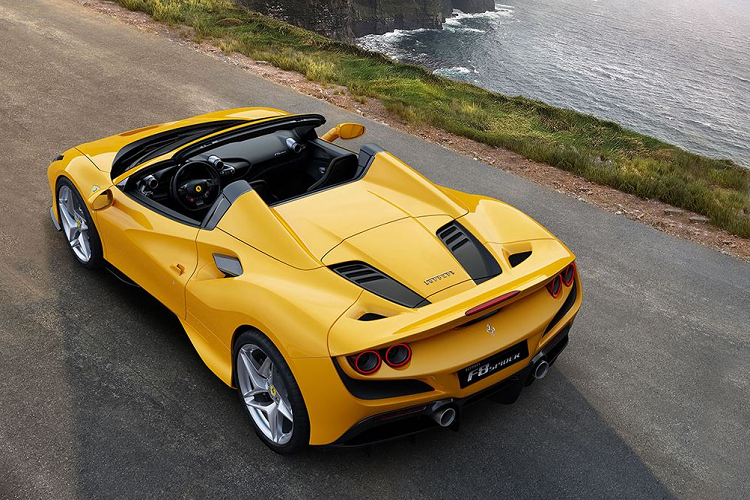 Hệ thống tương tác người và máy HMI thế hệ mới, với các cửa thông gió hình tròn, vô-lăng và các núm điều khiển mới cũng như một màn hiển thị cảm ứng chạm 7-inch giúp cải thiện môi trường trong khoang nội thất cho cả người lái lẫn hành khách.