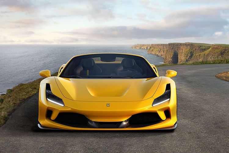 Như trên bản coupe F8 Tributo, siêu xe mui trần F8 Spider được Ferrari trang bị động cơ V8 3.9L Twin-Turbo đạt công suất 720PS tại 8.000v/ph và mô-men xoắn cực đại 770Nm tại 3.250v/ph, kết hợp với hộp số ly hợp kép 7 cấp kiểu F1 và dẫn động cầu sau.