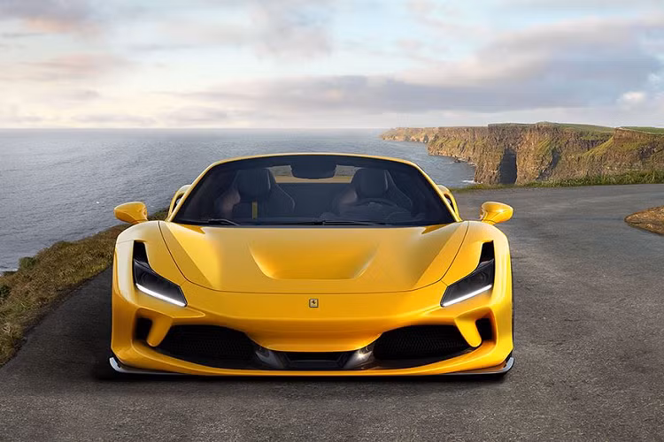 Như trên bản coupe F8 Tributo, siêu xe mui trần F8 Spider được Ferrari trang bị động cơ V8 3.9L Twin-Turbo đạt công suất 720PS tại 8.000v/ph và mô-men xoắn cực đại 770Nm tại 3.250v/ph, kết hợp với hộp số ly hợp kép 7 cấp kiểu F1 và dẫn động cầu sau.