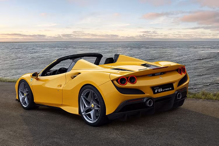 Mẫu siêu xe Ferrari F8 Spider cũng tiếp tục tô đậm truyền thống dòng xe V8 mui trần của Ferrari vốn khởi đầu bằng mẫu xe Ferrari 308 GTS năm 1977. Theo Ferrari, F8 Spider không cực đoan như 488 Pista Spider, nhưng vẫn thể thao và hoàn thiện hơn so với 488 Spider tiền nhiệm.
