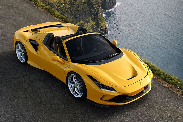 Khoang cabin của F8 Spider tương tự như F8 Tributo, duy trì phong cách cổ điển tập trung vào người lái đặc trưng trên những chiếc siêu xe thể thao động cơ đặt giữa sau của Ferrari, song mọi yếu tố của bảng điều khiển, ốp cửa và nhiều thứ khác được thiết kế lại hoàn toàn.