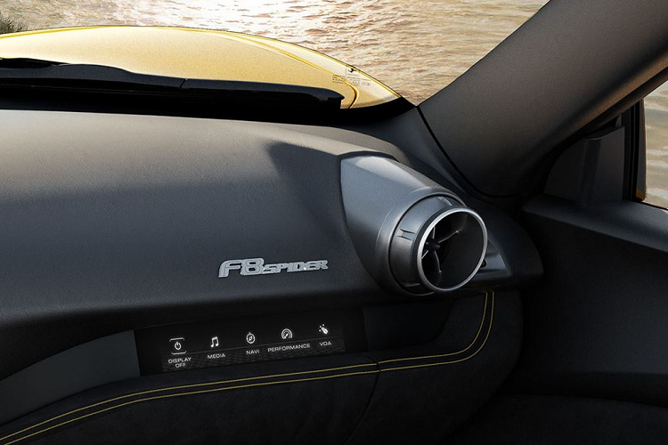 Theo truyền thống các cặp xe coupe và spider, sự khác nhau giữa 2 phiên bản “song sinh” gần như chỉ nằm ở thiết kế mui xe. Nếu mẫu F8 Tributo là thiết kế coupe mui cứng liền, thì F8 Spider có cấu trúc mui xếp cứng RHT (Retractable Hard Top) với mục đích là để giữ trọn vẻ đẹp của xe như bản coupe khi đóng mui.