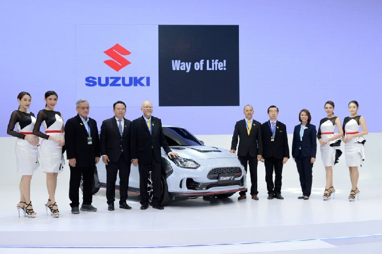 Tuy nhiên, góc nhìn ngang mới là nét độc đáo, đưa chiếc Extreme Concept lên một tầm cao mới với cụm ốp bánh xe trước và sau đen bóng, tương phản với màu trắng của ngoại thất, mang đến một sự lột xác hoàn toàn. Tô điểm thêm cho bộ vòm bánh thể thao là mâm xe thể thao sơn bạc cùng một bộ lốp thông thường.