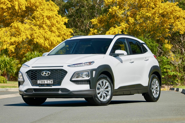  Hyundai Kona 2020 – 20.100 USD. Khả năng lái linh hoạt, khoang lái thiết kế đẹp, độ tin cậy trung bình – khá, tốn nhiên liệu. Cơ quan An toàn Giao thông Cao tốc Quốc gia Mỹ (NHTSA) đánh giá cao Kona trong thử nghiệm va chạm, trong khi Viện Bảo hiểm An toàn Đường cao tốc Mỹ (IIHS) xếp hạng Top Safety Pick+ (an toàn nhất) trong đánh giá mới nhất. Xe sử dụng động cơ tiêu chuẩn 2.0L 4 xi-lanh 147 mã lực. 
