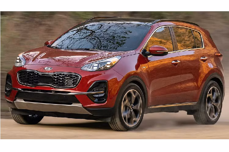  Kia Sportage 2020 – 23.990 USD. Là một trong những mẫu xe SUV phổ thông có khoang lái đẹp nhất, Kia Sportage 2020 cho trải nghiệm lái ở mức chấp nhận được, ghế ngồi rộng rãi và thoải mái, tin cậy và được xếp hạng an toàn cao. Xe sử dụng động cơ tiêu chuẩn 2.4L 4 xi-lanh 181 mã lực phù hợp cho nhu cầu sử dụng hàng ngày. Bản SX Turbo được trang bị động cơ tăng áp 4 xi-lanh 240 mã lực. 