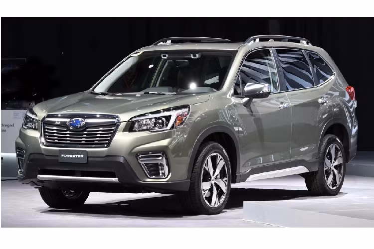  Subaru Forester 2019 – 24.295 USD. Model 2019 được thiết kế mới hoàn toàn với dẫn động AWD, tiết kiệm nhiên liệu, khoang hành lý rộng hơn, an toàn và tin cậy hơn. Xe đủ chỗ cho 5 người lớn, khả năng xử lý lái trung bình, lái tiện nghi. Xe sử dụng động cơ 2.5L 182 mã lực không mạnh mẽ nhưng phù hợp với nhu cầu sử dụng hàng ngày. Lái trên cao tốc không thực sự mượt, tăng tốc chậm. 