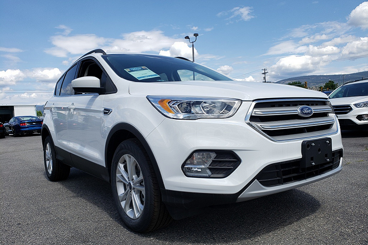  Ford Escape 2019 – 24.105 USD. SUV Ford được đánh cao nhờ nhiều tùy chọn động cơ mạnh mẽ, khả năng lái uyển chuyển, khoang hành lý rộng rãi. Nội thất xe hấp dẫn, ghế ngồi thân thiện, thoải mái. Escape mới có 3 bản động cơ được chọn nhiều nhất là 2.5L 168 mã lực, tăng áp 2.5L 245 mã lực, và tăng áp 1.5L 179 mã lực. Trang bị tiêu chuẩn gồm màn hình thông tin giải trí cảm ứng SYNC 3 trực quan, tích hợp ứng dụng smartphone, nhiều tính năng trợ lái nâng cao. 