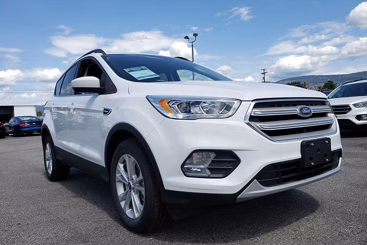  Ford Escape 2019 – 24.105 USD. SUV Ford được đánh cao nhờ nhiều tùy chọn động cơ mạnh mẽ, khả năng lái uyển chuyển, khoang hành lý rộng rãi. Nội thất xe hấp dẫn, ghế ngồi thân thiện, thoải mái. Escape mới có 3 bản động cơ được chọn nhiều nhất là 2.5L 168 mã lực, tăng áp 2.5L 245 mã lực, và tăng áp 1.5L 179 mã lực. Trang bị tiêu chuẩn gồm màn hình thông tin giải trí cảm ứng SYNC 3 trực quan, tích hợp ứng dụng smartphone, nhiều tính năng trợ lái nâng cao. 
