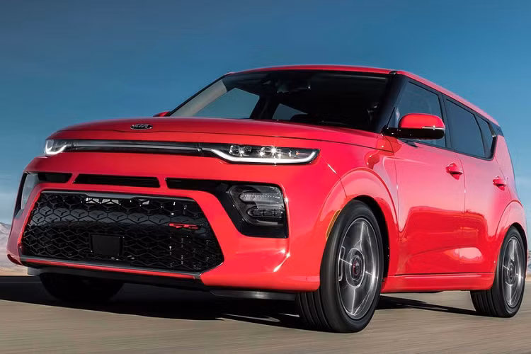  Kia Soul 2020 – 17.490 USD. Model 2020 được thiết kế mới với ghế ngồi rộng và thoải mái, trải nghiệm lái tốt hơn, công nghệ dễ dùng hơn. Dù xe có kiểu dáng cao và hình hộp, thao tác xử lý lại tương đối dễ dàng, lái khá thú vị. Xe sử dụng động cơ tiêu chuẩn 4 xi-lanh 147 mã lực. Bản GT-Line Turbo mạnh hơn với động cơ tăng áp 4 xi-lanh 201 mã lực. 