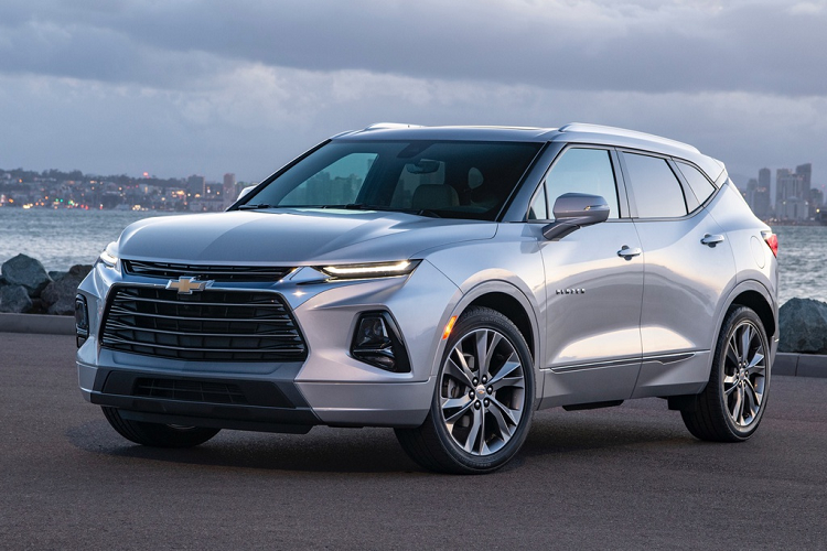  Chevrolet Equinox 2020 – 23.800 USD. Là một trong số SUV cỡ nhỏ bán chạy nhất thị trường Mỹ hiện nay, Chevrolet Equinox mới ghi điểm nhờ khoang lái rộng rãi, ghế ngồi thoải mái, lái tiện nghi, tăng tốc đủ nhanh, khả năng xử lý tốt. Xe có hai tùy chọn động cơ, bản tiêu chuẩn dùng động cơ tăng áp 1.5L 4 xi-lanh 170 mã lực, bản cao hơn dùng động cơ tăng áp 2.0L 4 xi-lanh 252 mã lực. 