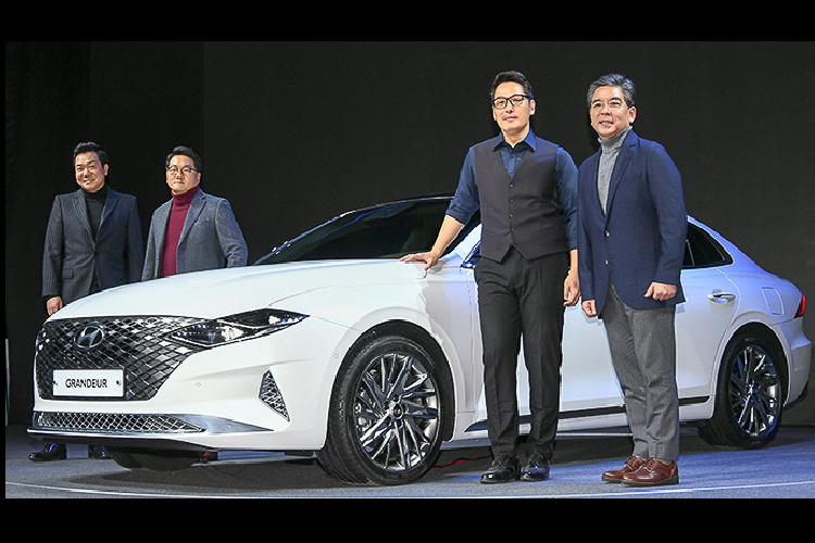 Từ phía sau Grandeur, người dùng có thể sẽ thấy được "hơi thở" của những xe Audi. Điều này cũng bình thường khi hãng xe Hàn đã tuyển nhiều nhà thiết kế xe Đức về phục vụ cho mình.