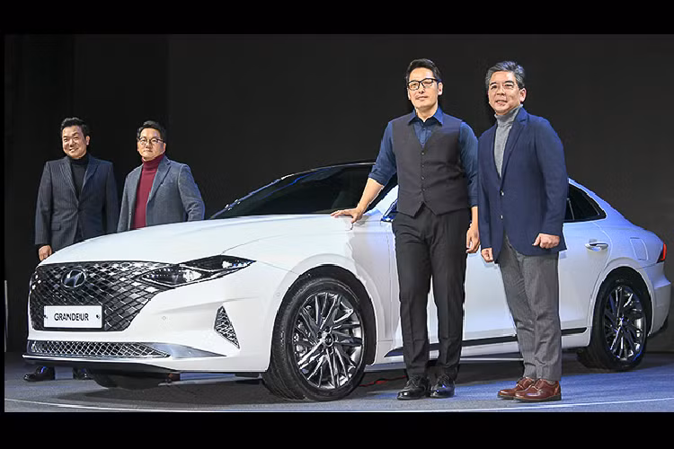 Từ phía sau Grandeur, người dùng có thể sẽ thấy được "hơi thở" của những xe Audi. Điều này cũng bình thường khi hãng xe Hàn đã tuyển nhiều nhà thiết kế xe Đức về phục vụ cho mình.