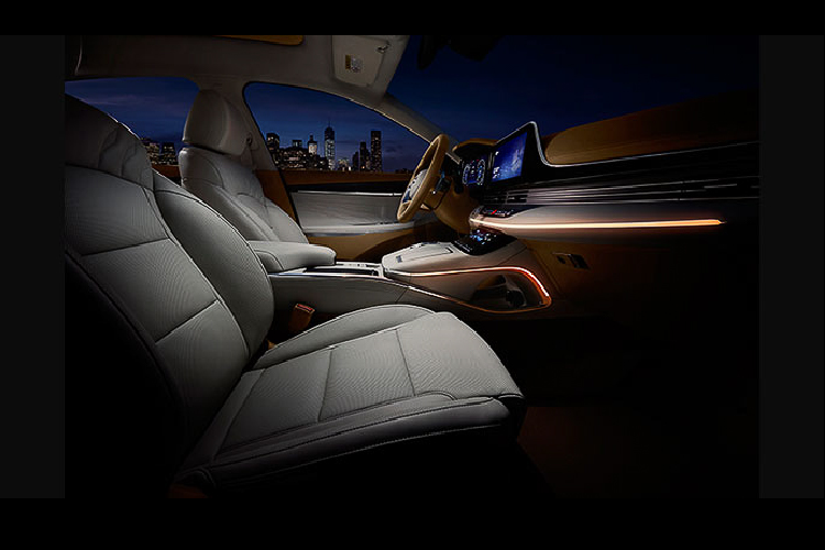 Cụm đèn pha mới của Granduer đã được tích hợp gọn gàng vào lưới tản nhiệt cỡ lớn ‘’hexagonal’’, nhờ đó phần đầu Hyundai Grandeur mới mang một diện mạo hiện đại và thể thao hơn trước. Trong điều kiện thực tế, cụm đèn này tạo hiệu ứng khá bắt mắt và tôn lên vẻ đẹp của phần đầu xe.