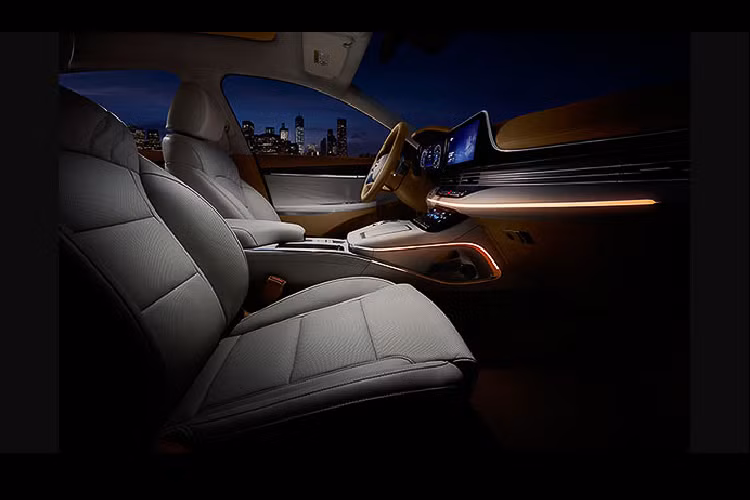 Cụm đèn pha mới của Granduer đã được tích hợp gọn gàng vào lưới tản nhiệt cỡ lớn ‘’hexagonal’’, nhờ đó phần đầu Hyundai Grandeur mới mang một diện mạo hiện đại và thể thao hơn trước. Trong điều kiện thực tế, cụm đèn này tạo hiệu ứng khá bắt mắt và tôn lên vẻ đẹp của phần đầu xe.