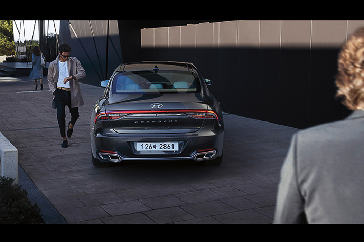 Bản sedan Hyundai Grandeur 2020 mới này là phiên bản facelift nâng cấp giữa đời của Grandeur thế hệ thứ 6 (được giới thiệu cách đây 3 năm). Dù chỉ mới là bản facelift, nhưng Grandeur 2020 đã khiến khách hàng bất ngờ bởi sự thay đổi toàn diện ở ngoại hình. Hyundai đã bỏ đi các đèn pha cong của phiên bản hiện tại, và thay thế bằng cụm đèn pha sắc nét giống như đèn của Hyundai Sonata thế hệ mới nhất.