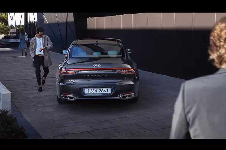 Bản sedan Hyundai Grandeur 2020 mới này là phiên bản facelift nâng cấp giữa đời của Grandeur thế hệ thứ 6 (được giới thiệu cách đây 3 năm). Dù chỉ mới là bản facelift, nhưng Grandeur 2020 đã khiến khách hàng bất ngờ bởi sự thay đổi toàn diện ở ngoại hình. Hyundai đã bỏ đi các đèn pha cong của phiên bản hiện tại, và thay thế bằng cụm đèn pha sắc nét giống như đèn của Hyundai Sonata thế hệ mới nhất.