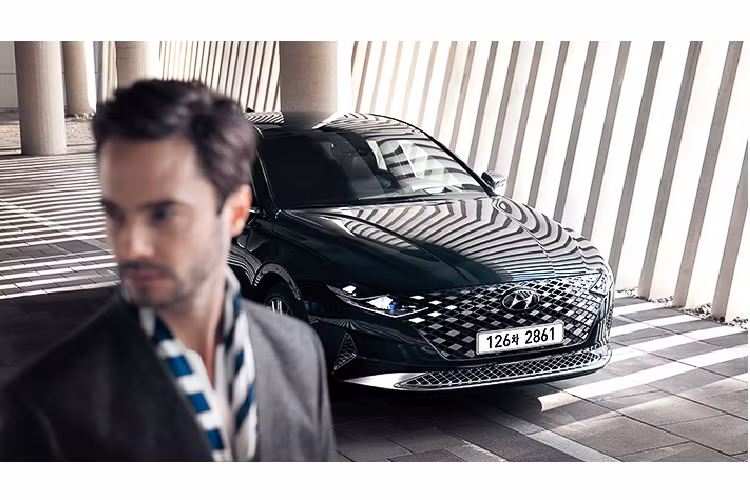 Vô lăng thiết kế 4 chấu khá giống với vô lăng của Hyundai Sonata thế hệ mới. Bảng táp-lô ghế ngồi được thiết kế sang trọng bọc da, trang bị đèn LED trang trí nội thất (64 màu)... Màu nội thất phối cũng vô cùng sang trọng với tông nâu sữa và trắng bạc kết hợp. Phong cách vừa tối giản vừa sang trọng này có thể khiến cho các khách hàng tương lai của Hyundai Grandeur 2020 hài lòng.